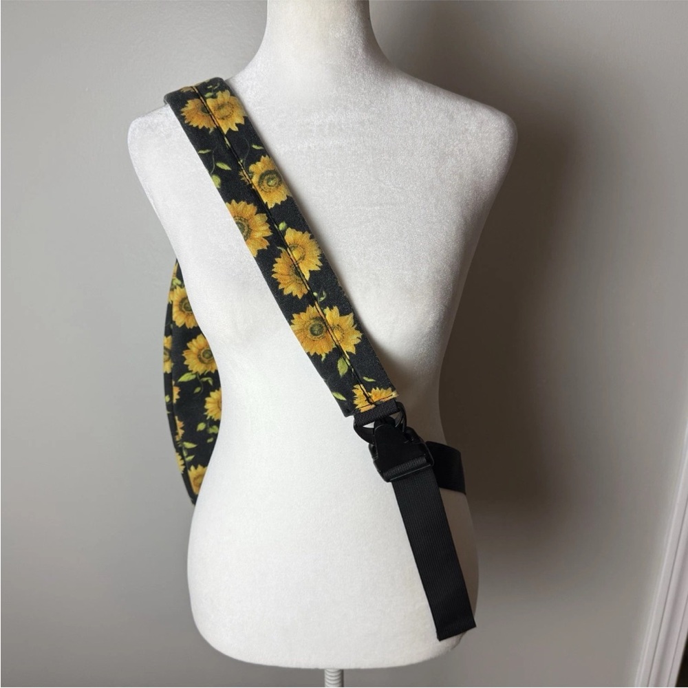 Cargo Sling Bag Sunflowers Black Gold Green Outer Pockets Inner Zip Pocket Clean - Picture 4 of 6